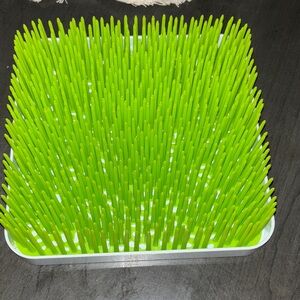 Green Grass-Like Drying Rack